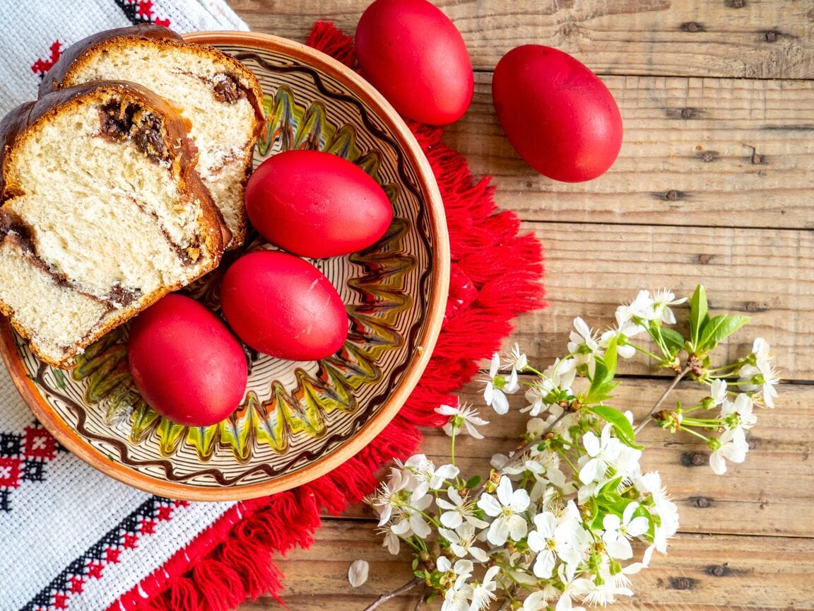 Tradiții de Paște în România: obiceiuri, credințe și superstiții, de la alungarea spiritelor rele, până la înroșirea și ciocnirea ouălor